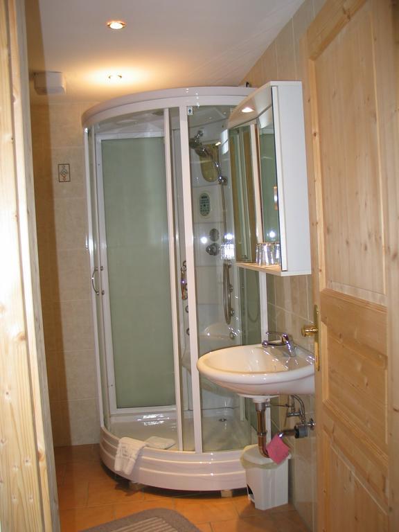 Pension Parzer Pressbaum Bei Wien Room photo