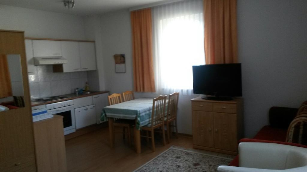 Pension Parzer Pressbaum Bei Wien Room photo