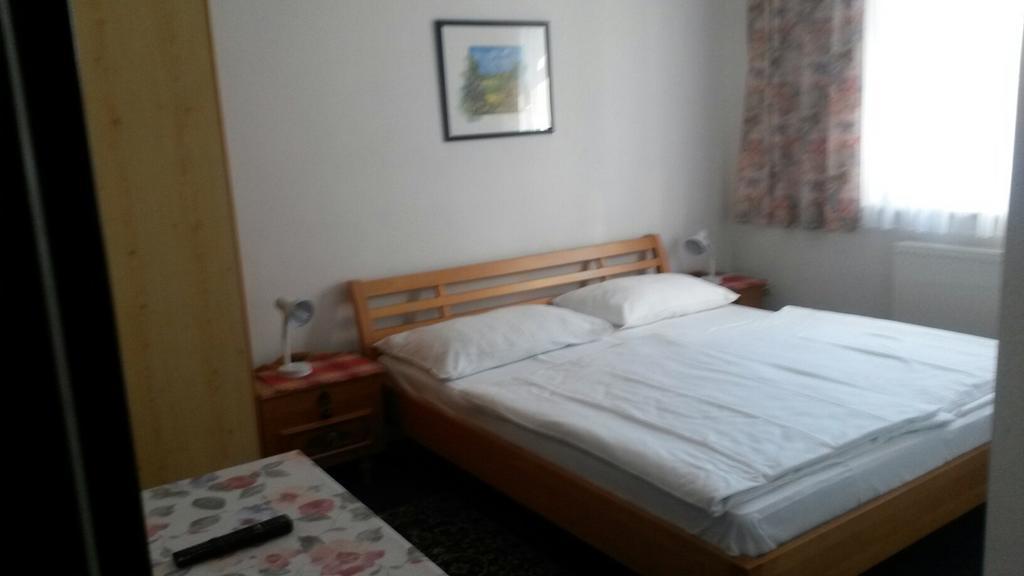 Pension Parzer Pressbaum Bei Wien Room photo