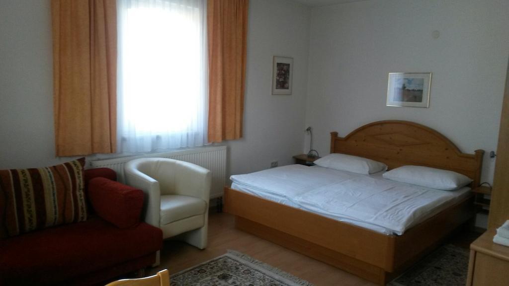 Pension Parzer Pressbaum Bei Wien Room photo
