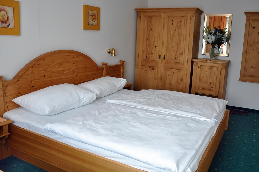 Pension Parzer Pressbaum Bei Wien Room photo